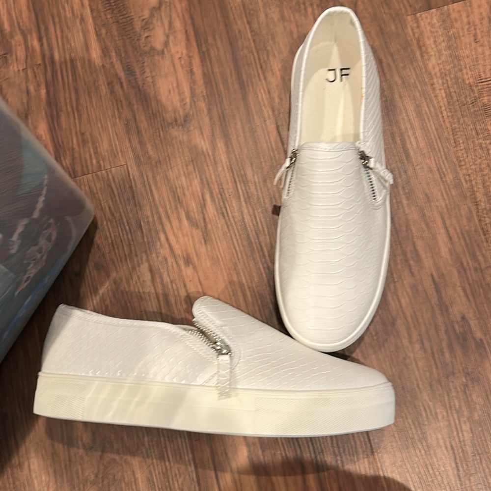 NWT Shoe Dazzle White Sneakers Minimalist Slip-On - Picture 2 of 4